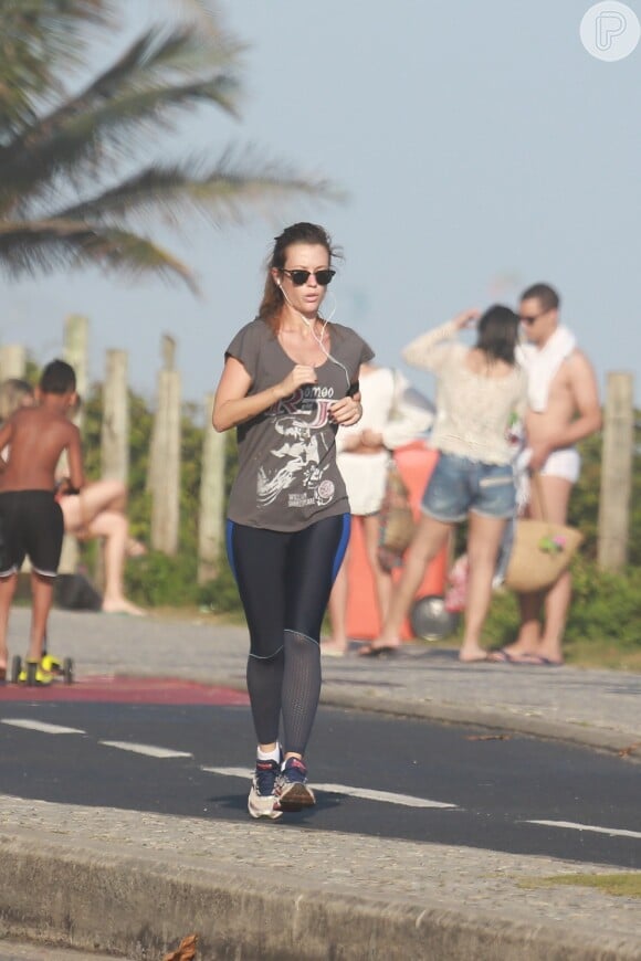 Juliana Didone sua a camista durante corrida na orla de praia do Rio