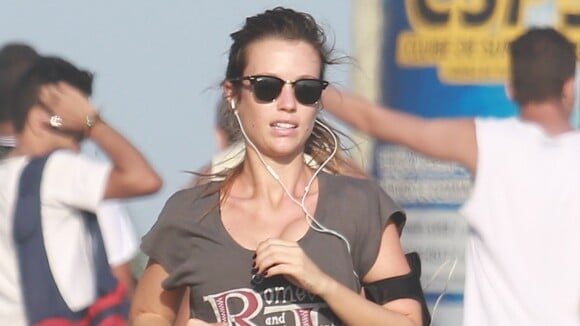 Juliana Didone corre sozinha em orla de praia do Rio de Janeiro