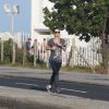 Juliana Didone corre em orla da praia do Rio de Janeiro. Atriz já descartou cirurgias plásticas para mudar o corpo. 'É só malhar'