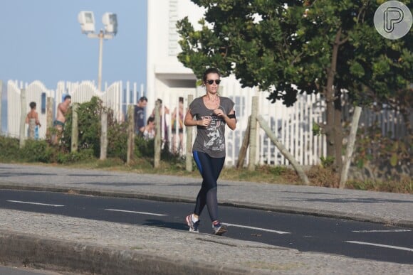Juliana Didone corre em orla da praia do Rio de Janeiro. Atriz já descartou cirurgias plásticas para mudar o corpo. 'É só malhar'