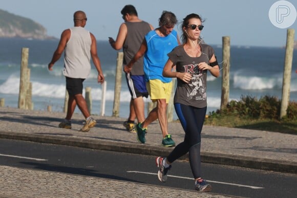 Juliana Didone corre em orla da praia do Rio de Janeiro neste sábado, 13 de setembro de 2014