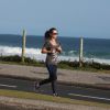 Juliana Didone corre em orla da praia do Rio de Janeiro