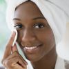 Limpar o rosto antes de fazer a massagem facial é essencial para melhorar o aspecto cansado da pele