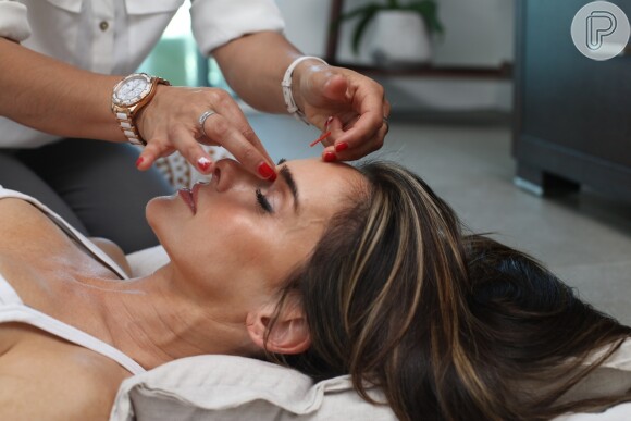 A massagem facial tonifica a pele e melhora o aspecto saudável do rosto
