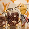 Grace Coddington para Louis Vuitton: bolsinhas e lenço desejo