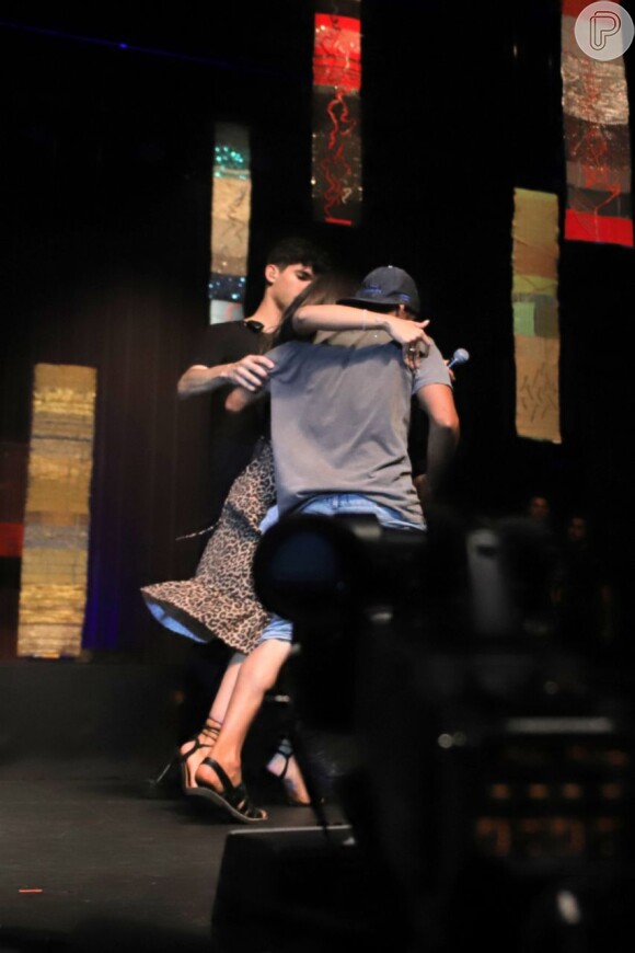 Fã pediu abraço de Anitta durante participação da cantora em show de Silva
