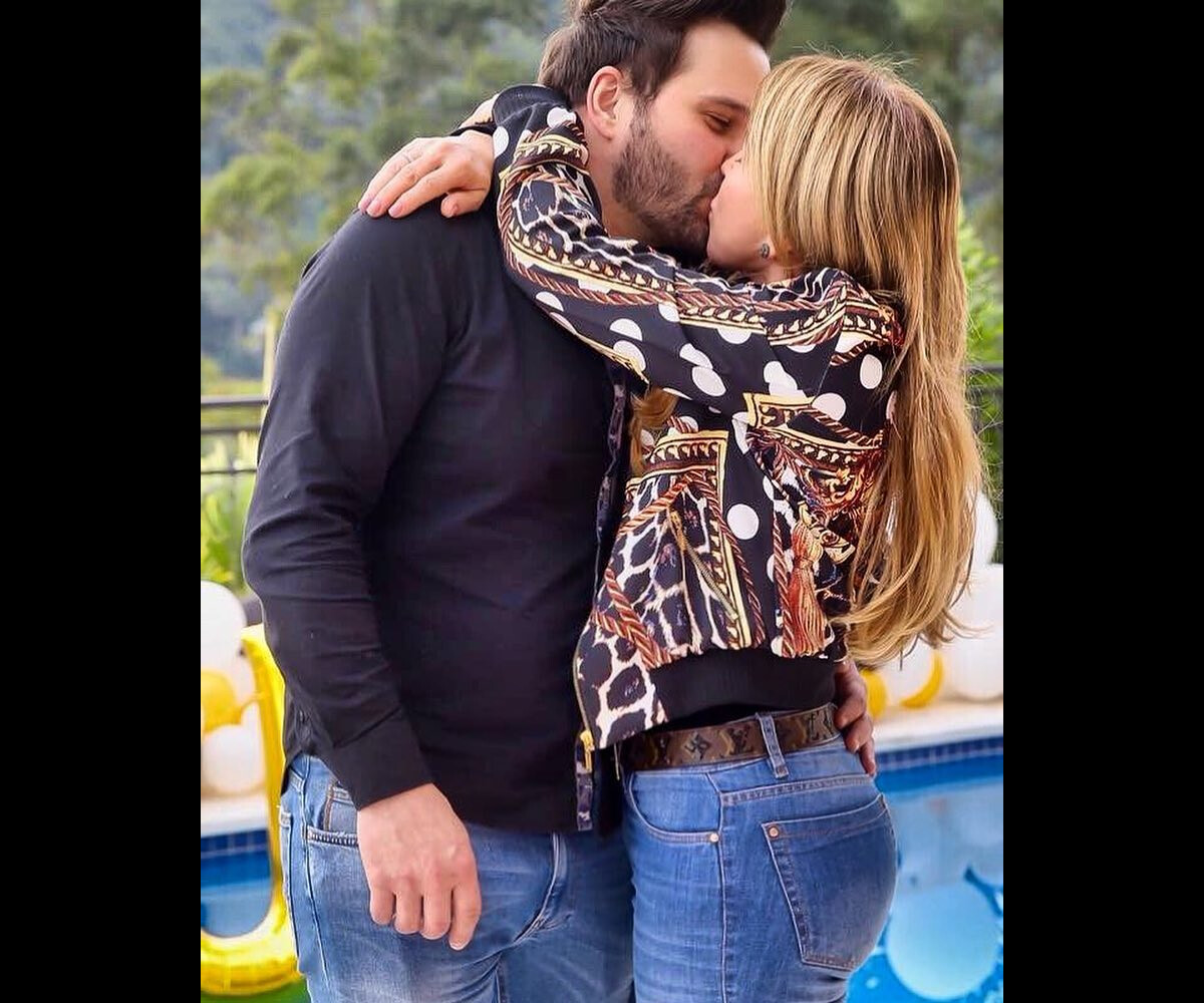 Apaixonada! Zilu Camargo exibe beijo em namorado em foto: Me embriago de  amor - Purepeople