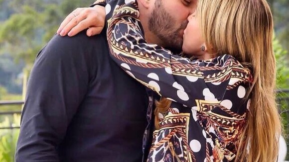 Apaixonada! Zilu Camargo exibe beijo em namorado em foto: 'Me embriago de amor'
