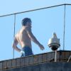 Bruno Gagliasso mostrou boa forma ao ser clicado na piscina de um hotel no Rio de Janeiro