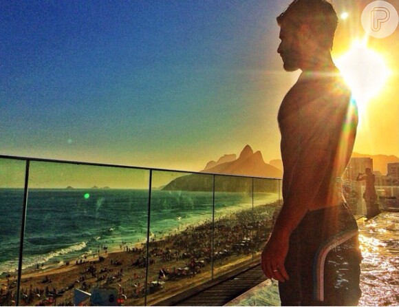 Bruno Gagliasso postou no Instagram uma foto mostrando a vista da piscina