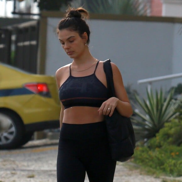 Isis Valverde escolheu look fitness all black para ir à academia. Fotos!