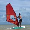 Paula Fernandes se mostrou animada com a aula da modalidade aquática: 'Primeira aula de windsurf pra começar muito bem as férias! Velejar é preciso. Tomar caldos também é preciso'