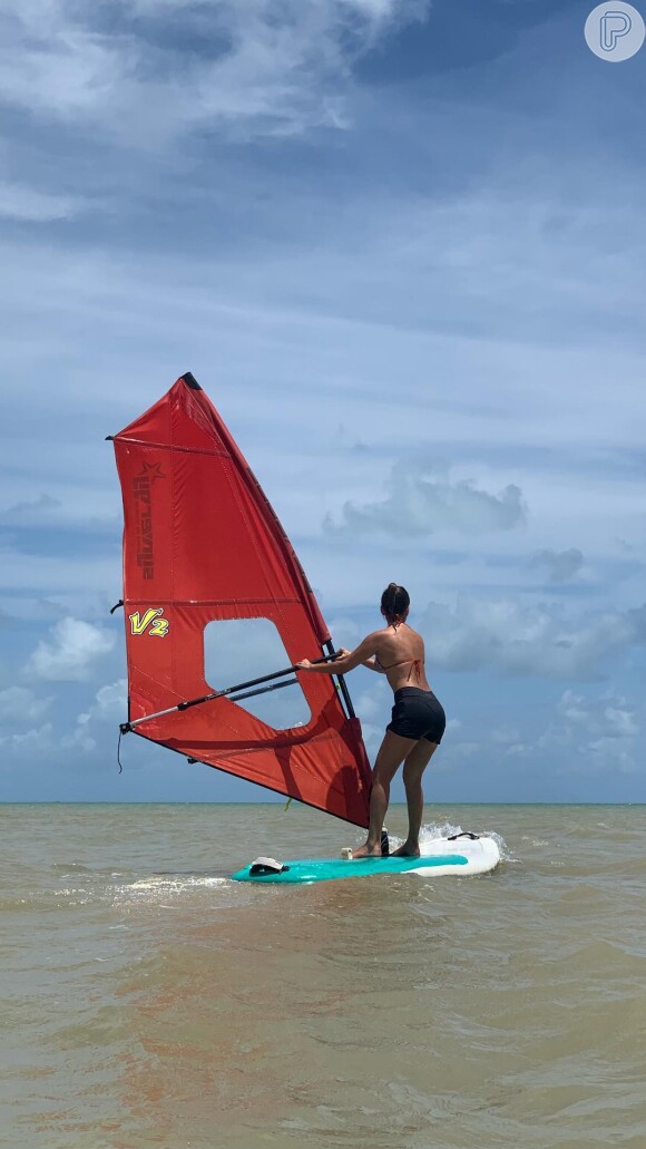 Paula Fernandes se mostrou animada com a aula da modalidade aquática: 'Primeira aula de windsurf pra começar muito bem as férias! Velejar é preciso. Tomar caldos também é preciso'