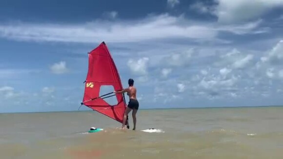 Paula Fernandes aprende windsurf em férias na Paraíba neste sábado, dia 22 de dezembro de 2018