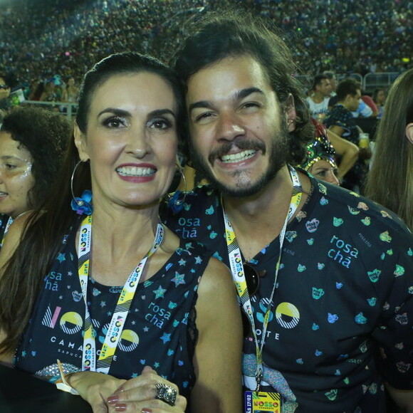 'Minha cambada de irmãos, cunhadinhas e namorada na formatura do meu irmão', escreveu Túlio Gadêlha