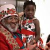 Títi posa ao lado de Seu Rubens, Papai Noel que faz alegria das crianças em São José do Rio Preto, em São Paulo