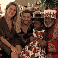 Filha de Ewbank e Gagliasso festeja Natal e conhece Papai Noel negro: 'Amor'
