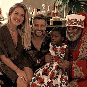 Filha de Giovanna Ewbank e Bruno Gagliasso, Títi festeja Natal e conhece Papai Noel negro