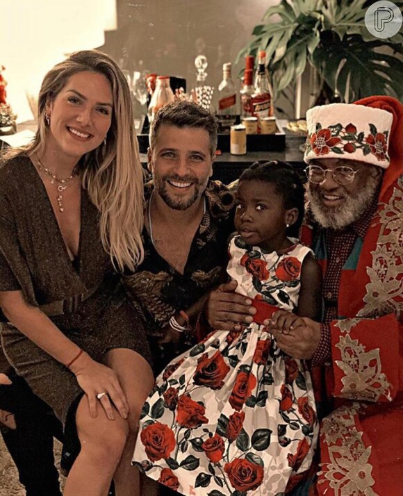 Filha de Giovanna Ewbank e Bruno Gagliasso, Títi festeja Natal e conhece Papai Noel negro