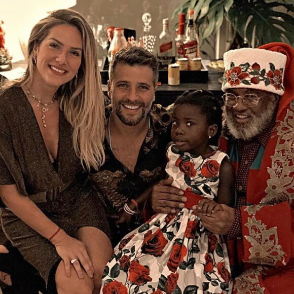 Filha de Giovanna Ewbank e Bruno Gagliasso, Títi festeja Natal e conhece Papai Noel negro