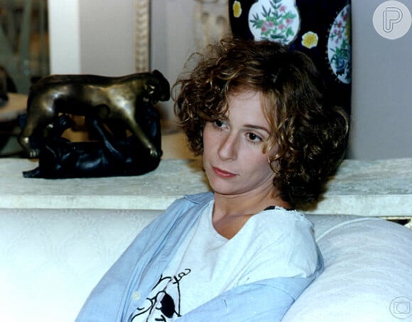 A atriz Andréa Beltrão em mais um papel divertido, na novela 'Vira Lata', em 1996
