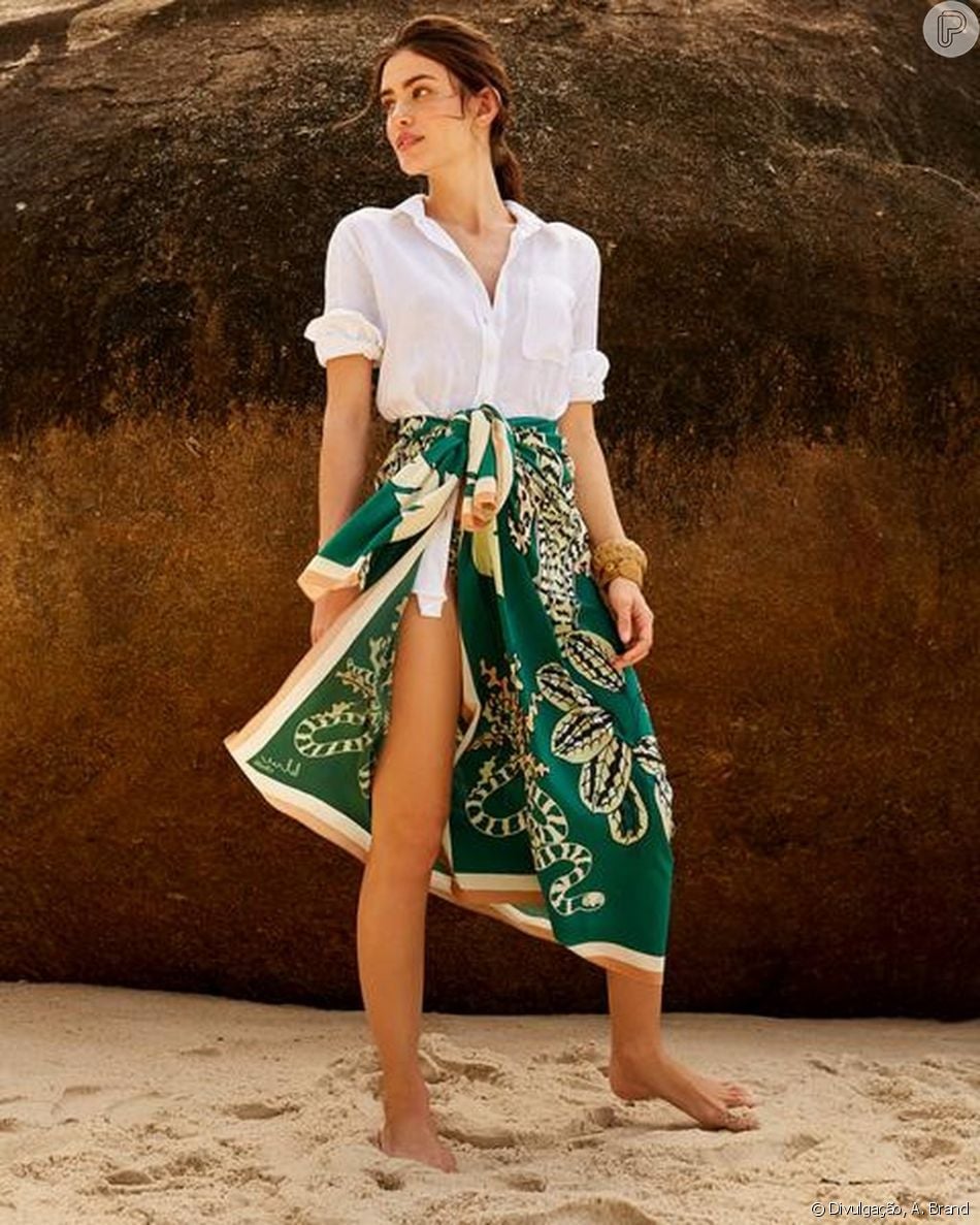 Camisa branca em look bem praiano - Purepeople
