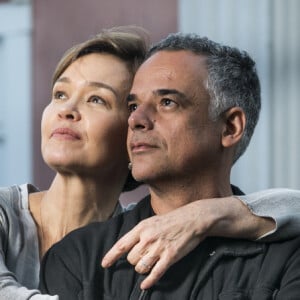 Guardiã (Susana Faini) comemora que na encarnação atual Piedade (Julia Lemmertz) e Luiz (Angelo Antonio) estão casados nos próximos capítulos da novela 'Espelho da Vida'. 'Os dois se amam muito', afirma Cris (Vitória Strada)