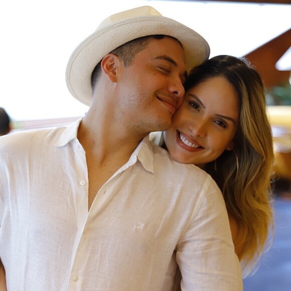 Mulher de Wesley Safadão, Thyane Dantas opina em looks do cantor