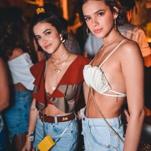 Bruna Marquezine chamou atenção por usar top de conchas em festa em Noronha