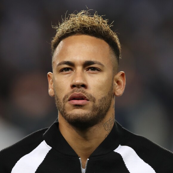 Neymar também foi visto abraçado com jovem em comemoração