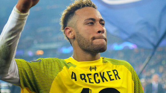 Neymar é visto abraçado e com conversa ao pé do ouvido de morena em festa. Veja!