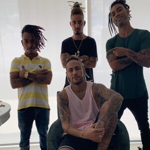 Neymar foi reconhecido com seu novo visual com Dreads