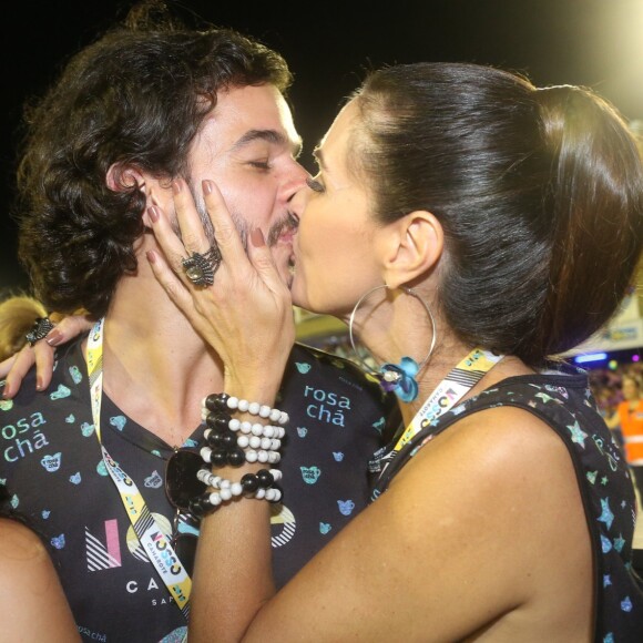 Fátima Bernardes e Túlio Gadêlha posaram abraçadinhos na piscina neste domingo, 30 de dezembro de 2018