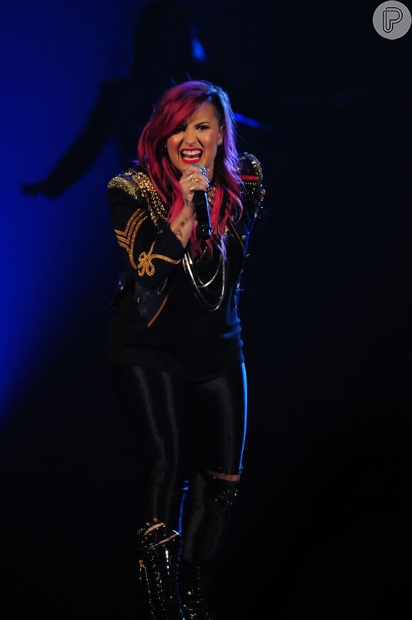 Demi Lovato está em turnê com a Demi World Tour