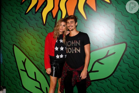 Sasha Meneghel e o namorado, Bruno Montaleone, viajaram para Pernambuco para aguardar a chegada de 2019