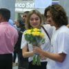 Sasha Meneghel, em passagem anterior ao Brasil, recebeu flores do namorado em aeroporto