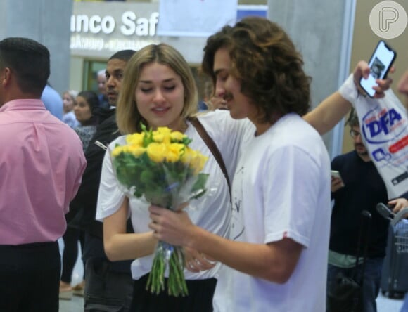 Sasha Meneghel, em passagem anterior ao Brasil, recebeu flores do namorado em aeroporto