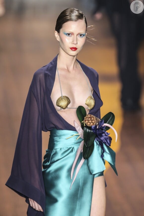 Adriana Degreas: mais uma opção de top com conchas na Sao Paulo Fashion Week