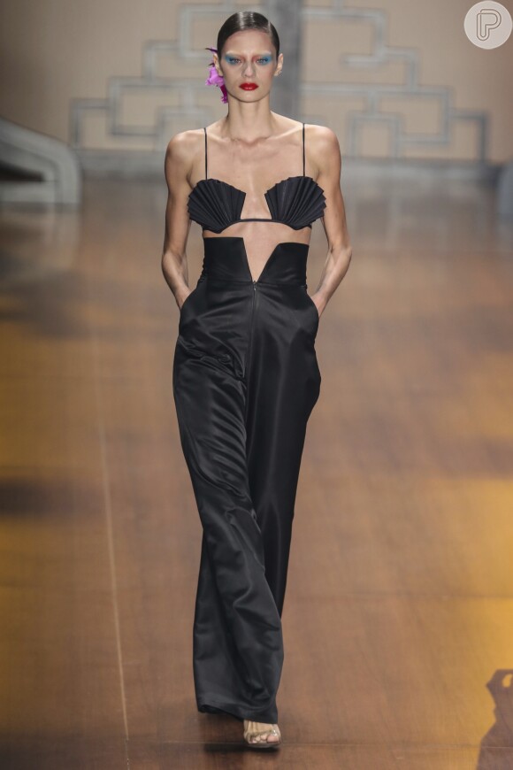 Adriana Degreas: top + calça de cintura alta na Sao Paulo Fashion Week