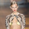 Adriana Degreas: conchas douradas na Sao Paulo Fashion Week