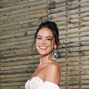 Bruna Marquezine usou look Le Lis Blanc assinado pela estlista Helo Rocha