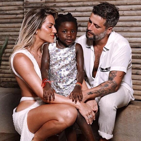 Minifashionista! Filha de Ewbank e Gagliasso, Títi usou metalizado no Ano-Novo nesta terça-feira, dia 01 de janeiro de 2019