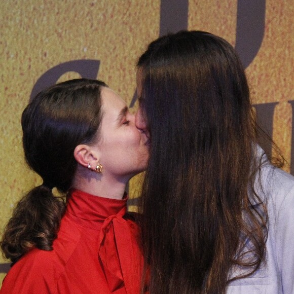 Bruna Linzmeyer e a namorada, Priscila Visman, foram clicadas juntas pela primeira vez em março de 2017 e na festa da novela 'O Sétimo Guardião' trocaram beijos