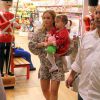 Angélica passeia com Eva em shopping do Rio de Janeiro e compra boneca Peppa Pig para a filha