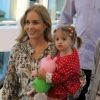 Angélica passeia com Eva em shopping do Rio de Janeiro e compra boneca Peppa Pig para a filha, nesta terça-feira, 16 de setembro de 2014