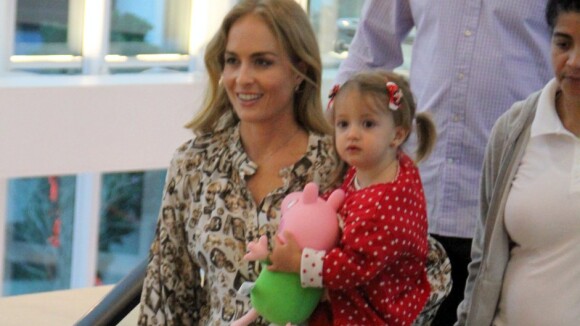 Angélica compra boneco Peppa Pig para a filha, Eva, durante passeio no shopping
