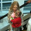 Angélica passeia com Eva em shopping do Rio de Janeiro e compra boneca Peppa Pig para a filha