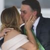 Michelle Bolsonaro deu um beijo em Jair Bolsonaro diante de pedidos do público