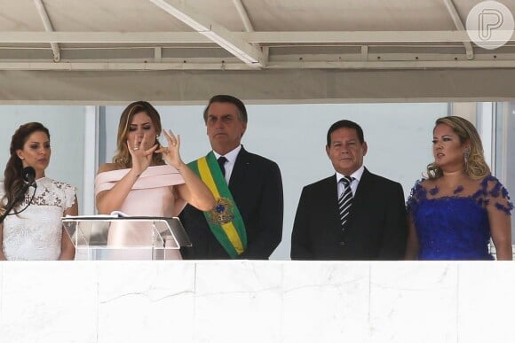 Michelle Bolsonaro emocionou a intérprete de libras ao fazer o discurso na linguagem de sinais