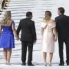 Michelle Bolsonaro usou um vestido com 20 botões forrados nas costas